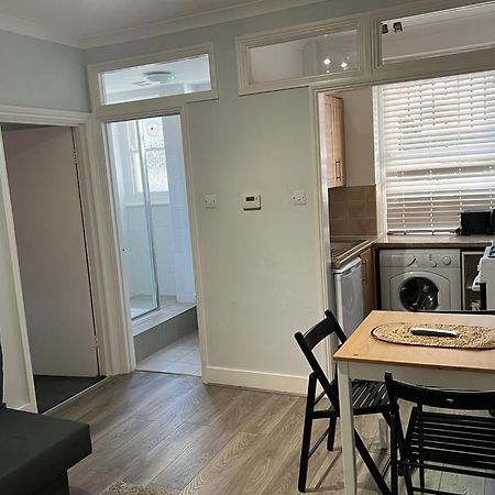 Complete One Bedroom Flat In Chiswick London, Fully Furnished Exterior foto